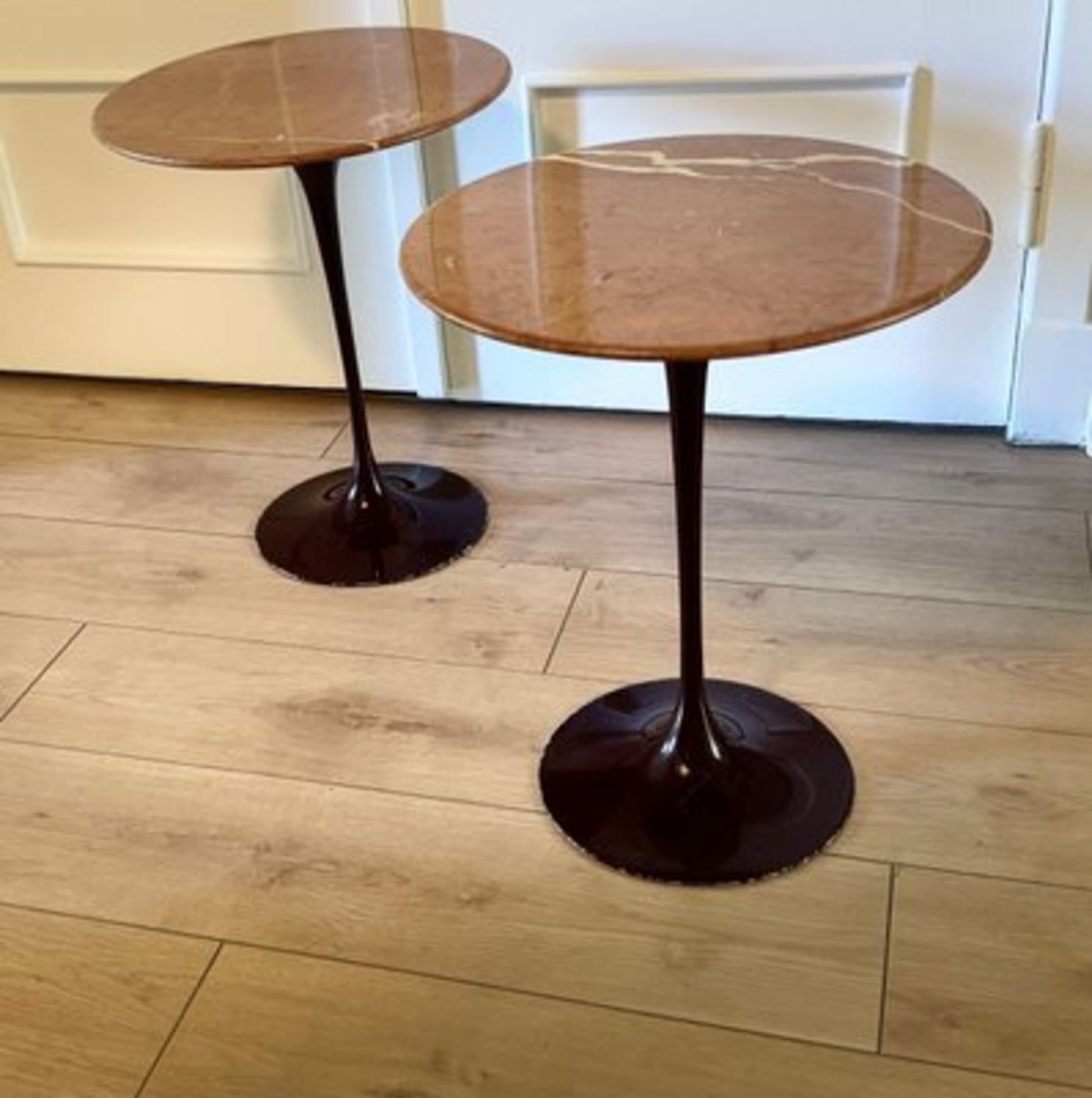 Vintage Beistelltisch Tulip von Eero Saarinen für Knoll International Bordeauxrot Marmor