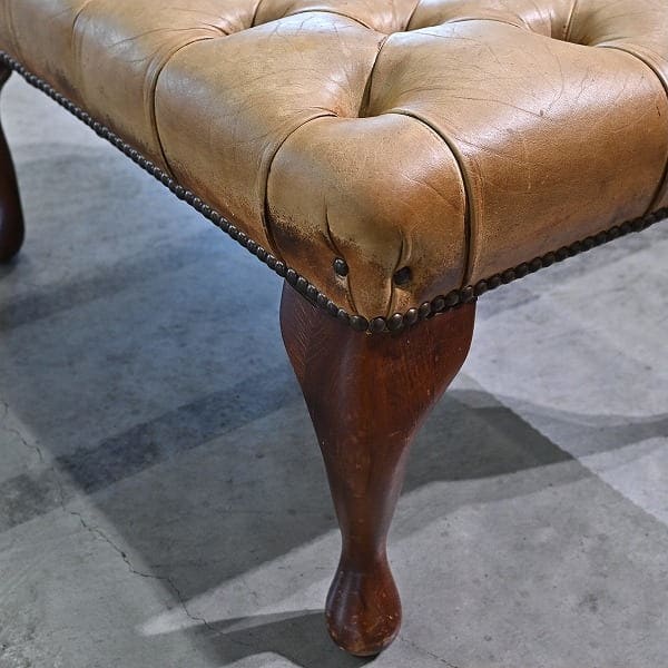 Vintage Sessel mit Ottoman Set von 1, britischer Stil, Leder, hohe Rückenlehne, gebraucht