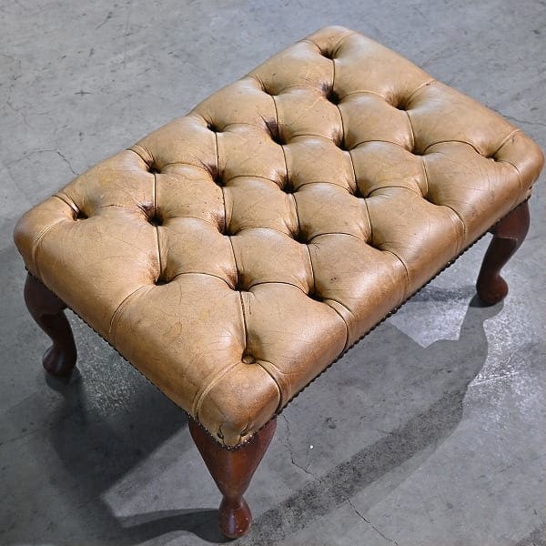 Vintage Sessel mit Ottoman Set von 1, britischer Stil, Leder, hohe Rückenlehne, gebraucht