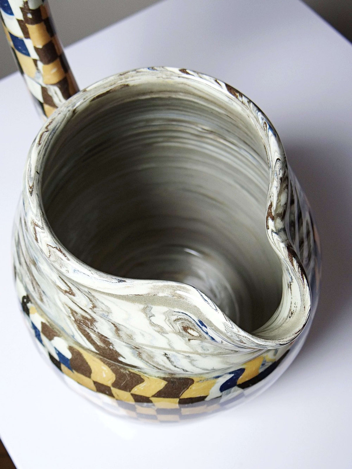 Keramik-Krug von Atelier 141 mit Schachbrettdekor