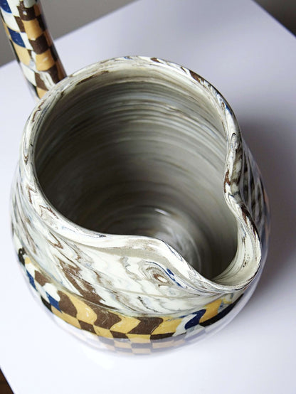 Keramik-Krug von Atelier 141 mit Schachbrettdekor