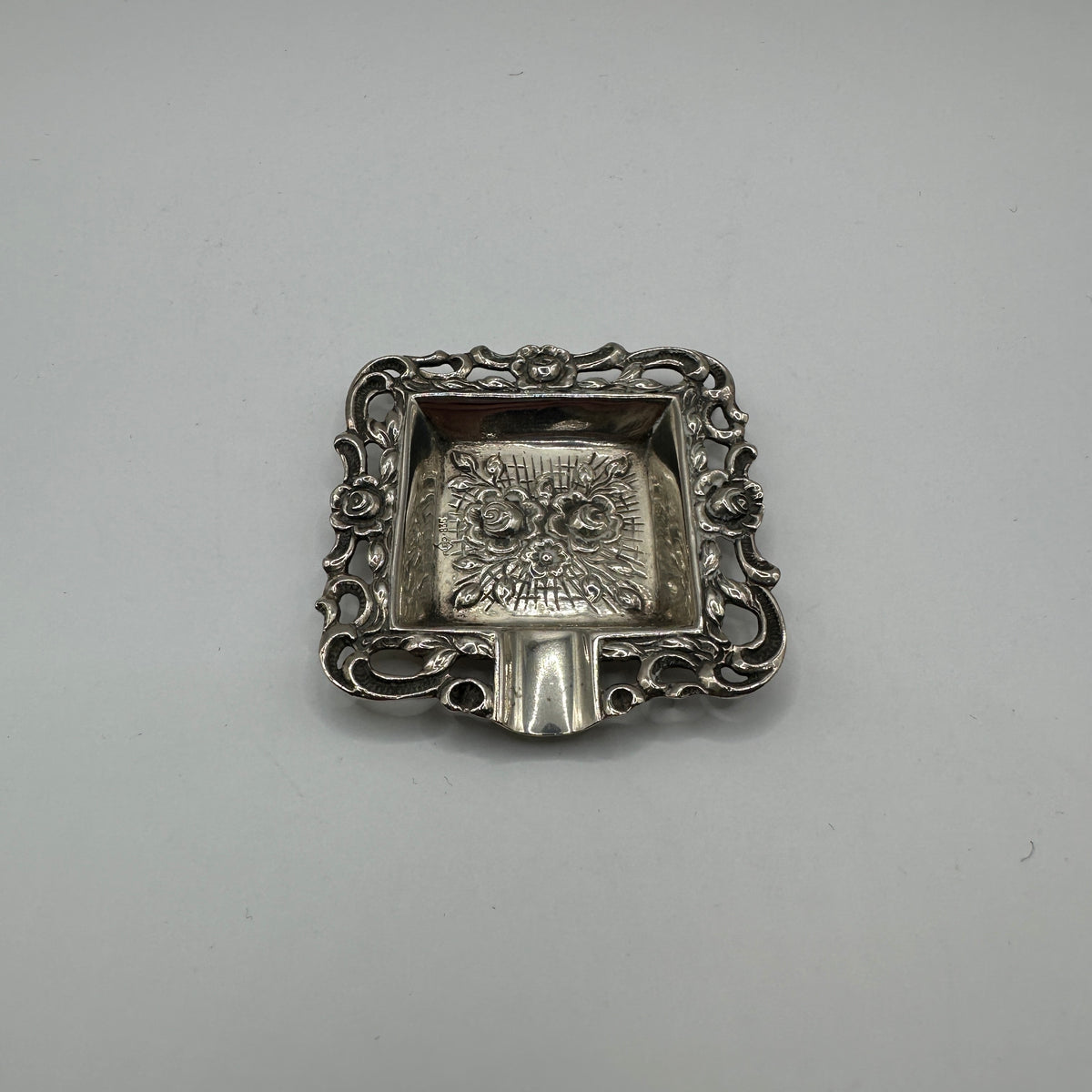 Quadratischer 800er Silber Aschenbecher durchbrochener Rand und florale Reliefarbeit