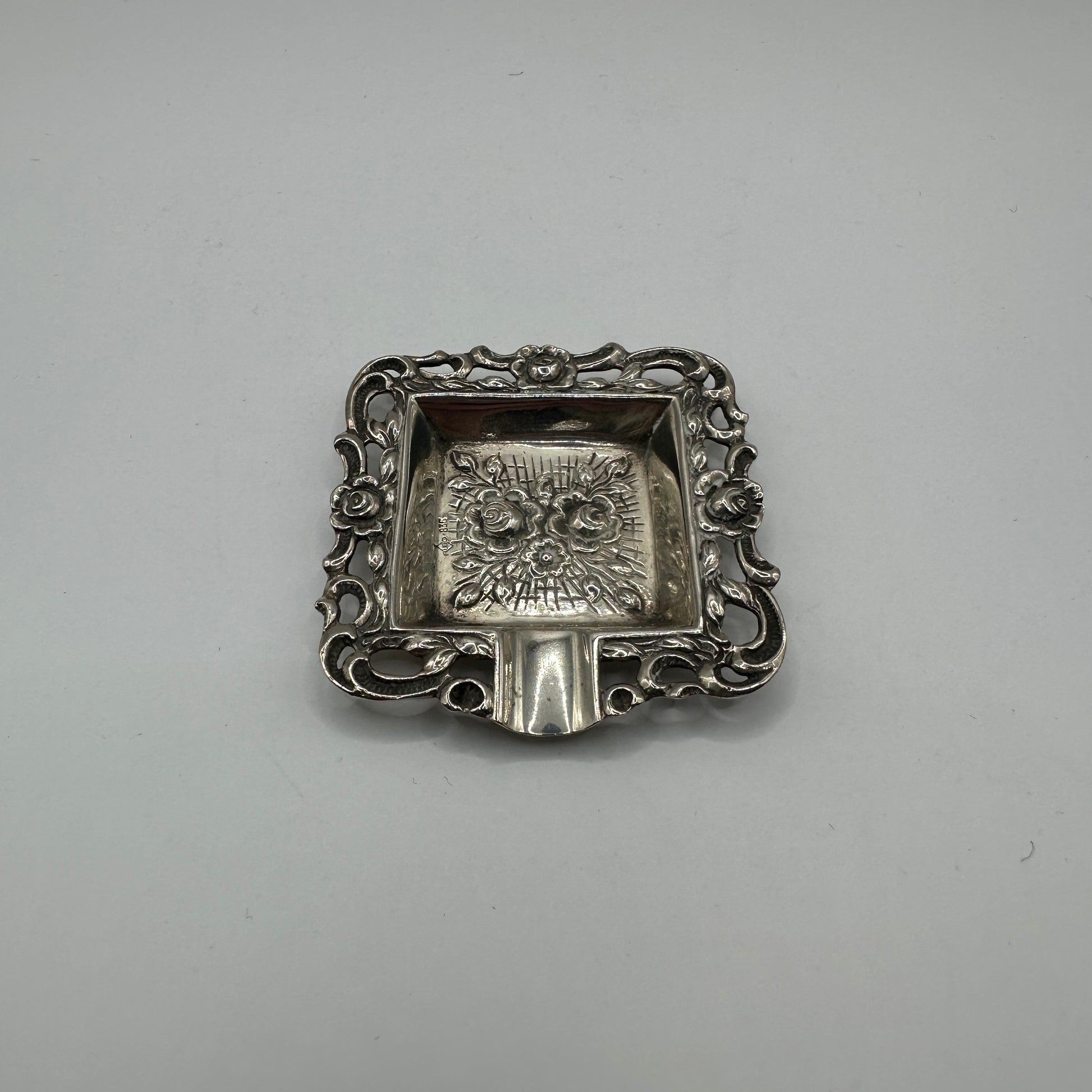 Quadratischer 800er Silber Aschenbecher durchbrochener Rand und florale Reliefarbeit