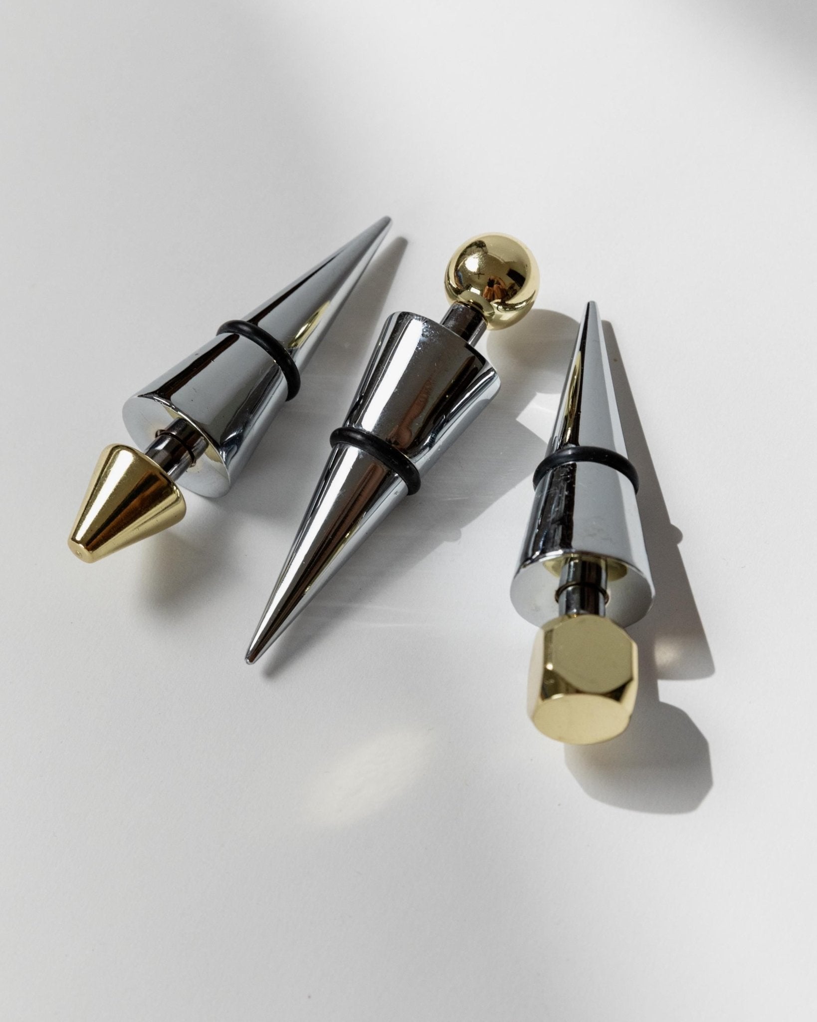 Vintage Flaschenverschluss Set von 3 geometrisch konisch mit goldenen Spitzen, Italien 1980er