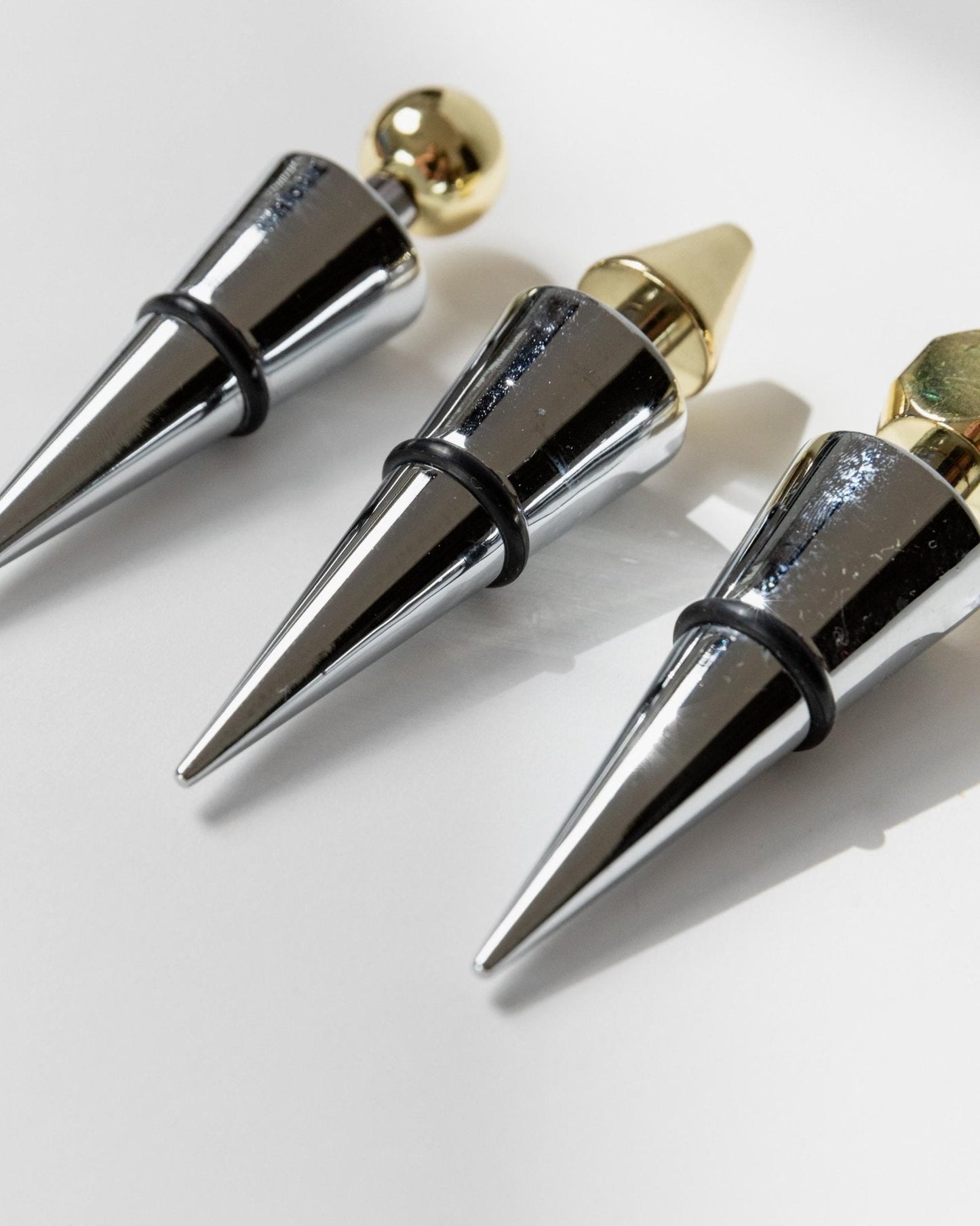Vintage Flaschenverschluss Set von 3 geometrisch konisch mit goldenen Spitzen, Italien 1980er