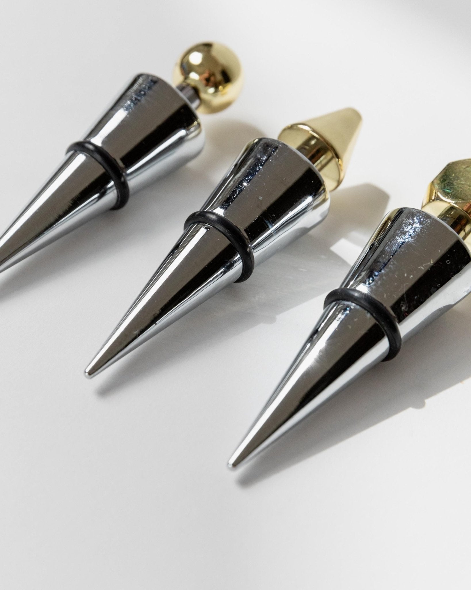 Vintage Flaschenverschluss Set von 3 geometrisch konisch mit goldenen Spitzen, Italien 1980er
