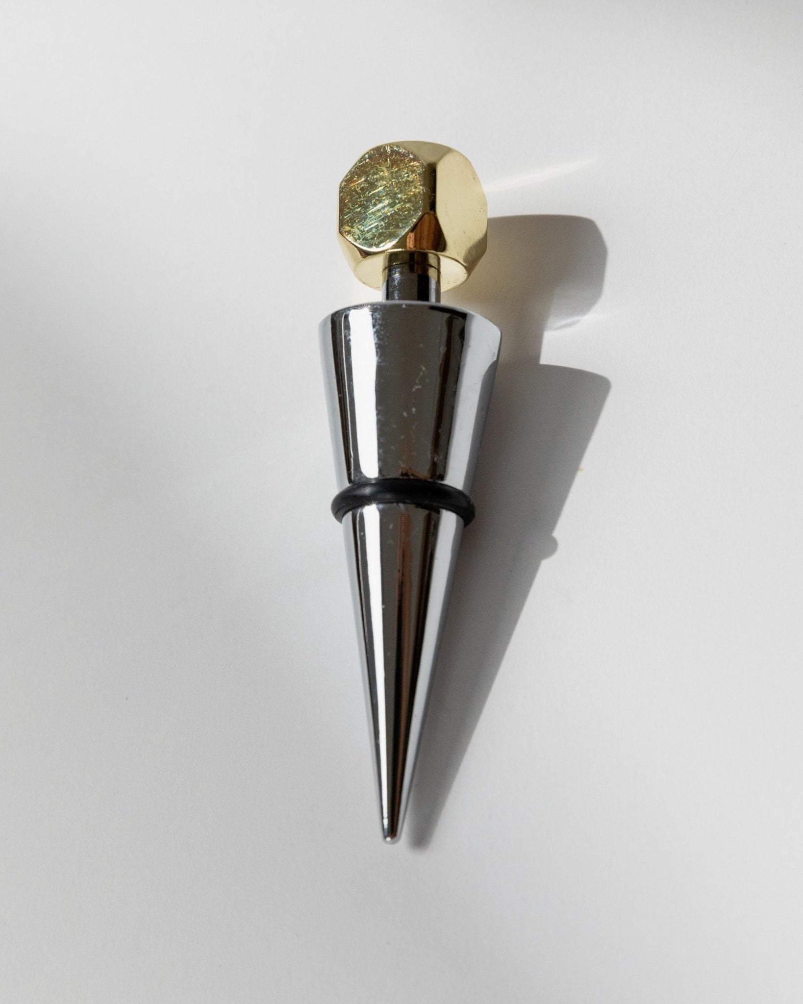 Vintage Flaschenverschluss Set von 3 geometrisch konisch mit goldenen Spitzen, Italien 1980er