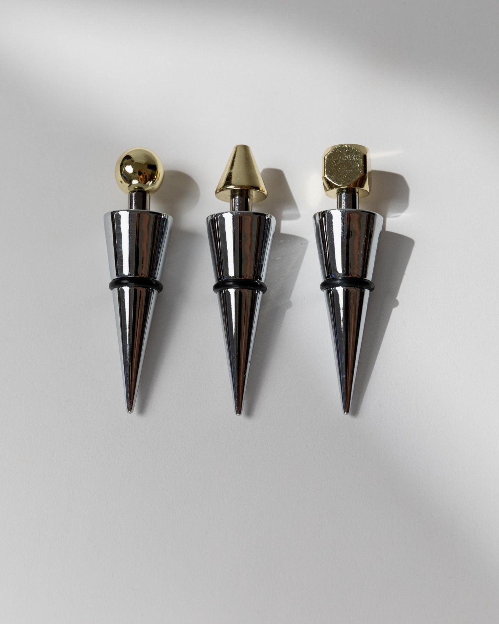 Vintage Flaschenverschluss Set von 3 geometrisch konisch mit goldenen Spitzen, Italien 1980er