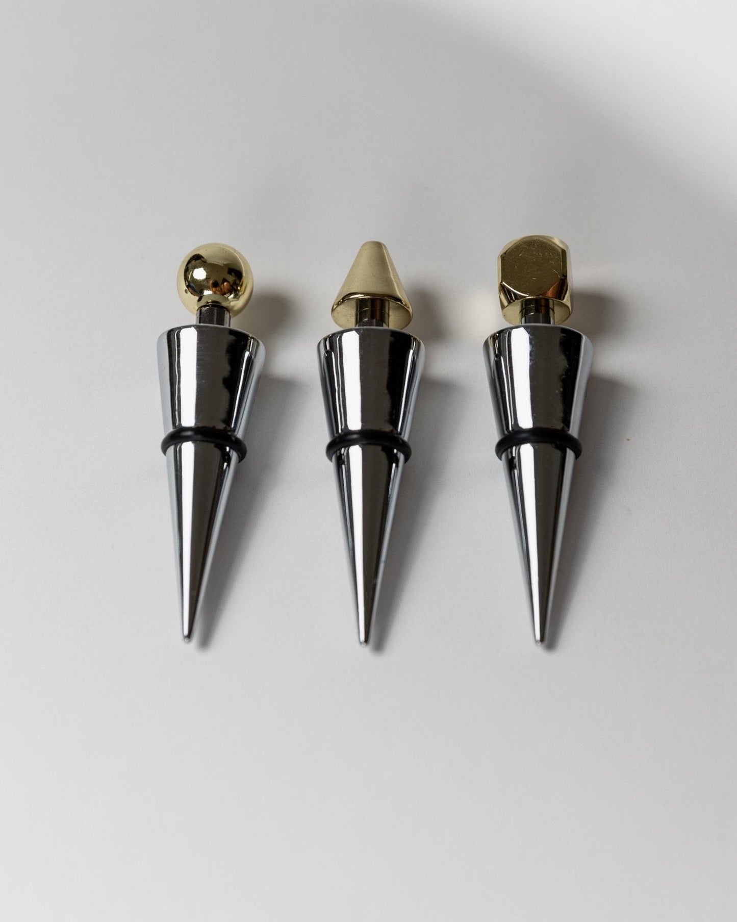 Vintage Flaschenverschluss Set von 3 geometrisch konisch mit goldenen Spitzen, Italien 1980er