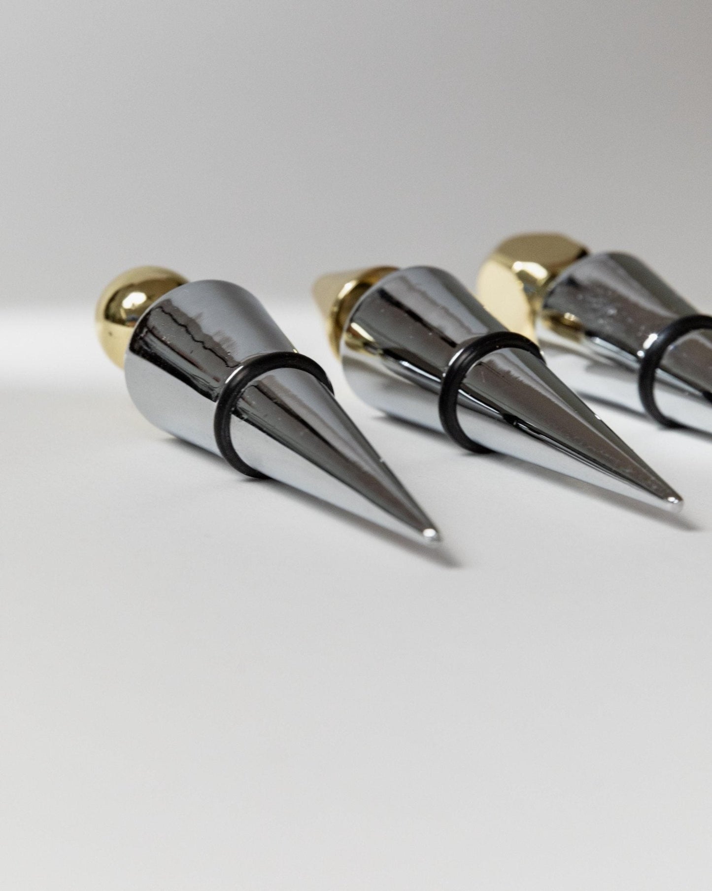 Vintage Flaschenverschluss Set von 3 geometrisch konisch mit goldenen Spitzen, Italien 1980er