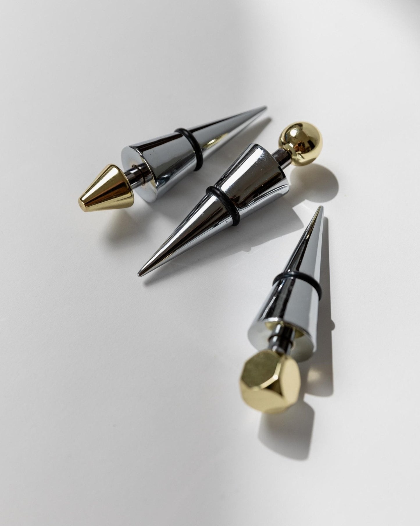 Vintage Flaschenverschluss Set von 3 geometrisch konisch mit goldenen Spitzen, Italien 1980er