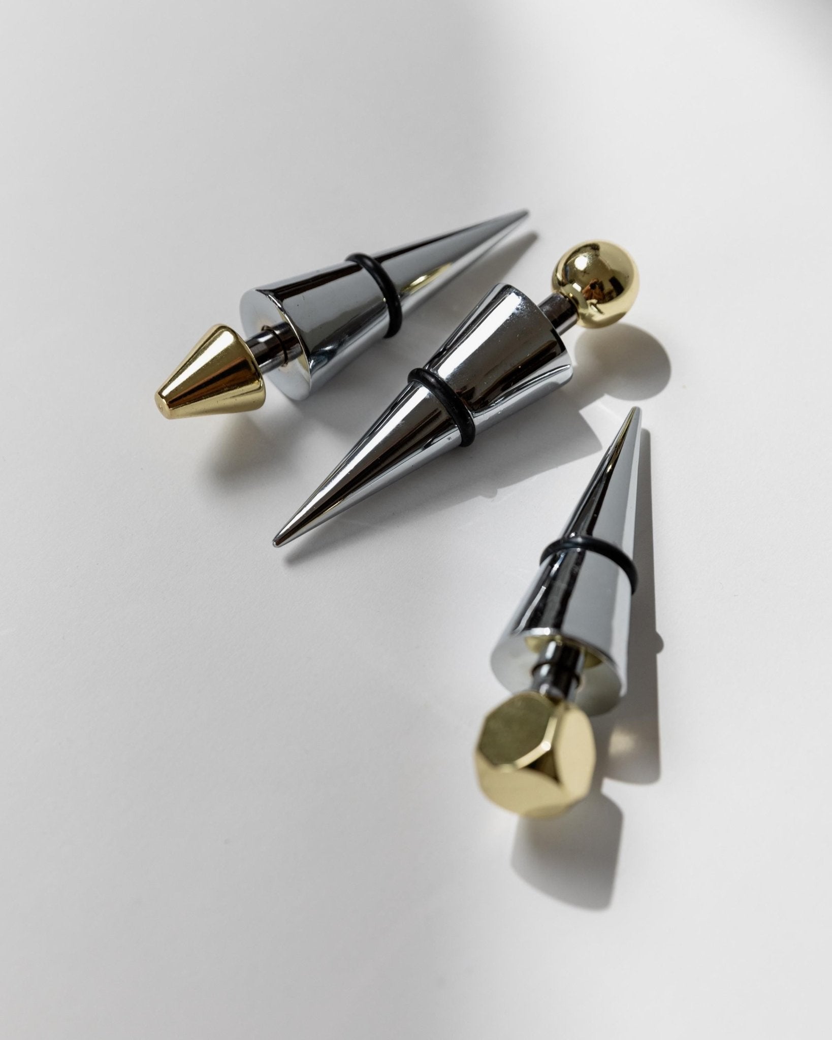 Vintage Flaschenverschluss Set von 3 geometrisch konisch mit goldenen Spitzen, Italien 1980er