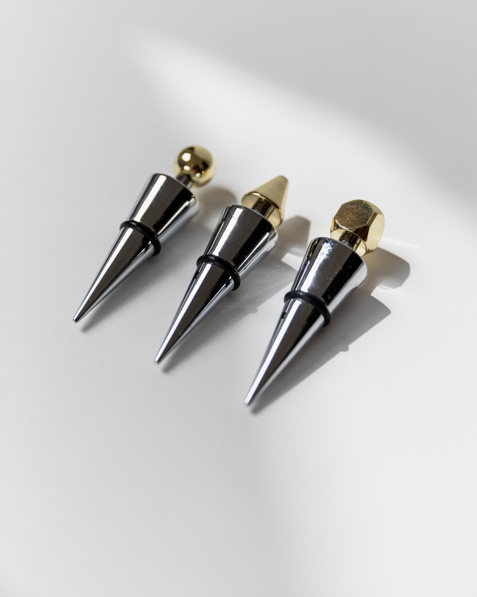 Vintage Flaschenverschluss Set von 3 geometrisch konisch mit goldenen Spitzen, Italien 1980er