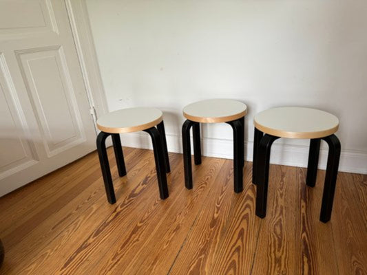 Vintage Hocker Stool 60 von Alvar Aalto für Artek Schwarz Weiß Weizenfarben