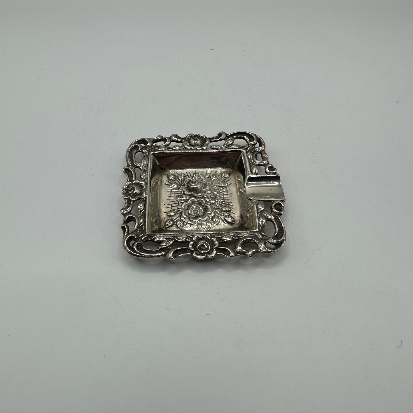 Quadratischer 800er Silber Aschenbecher durchbrochener Rand und florale Reliefarbeit