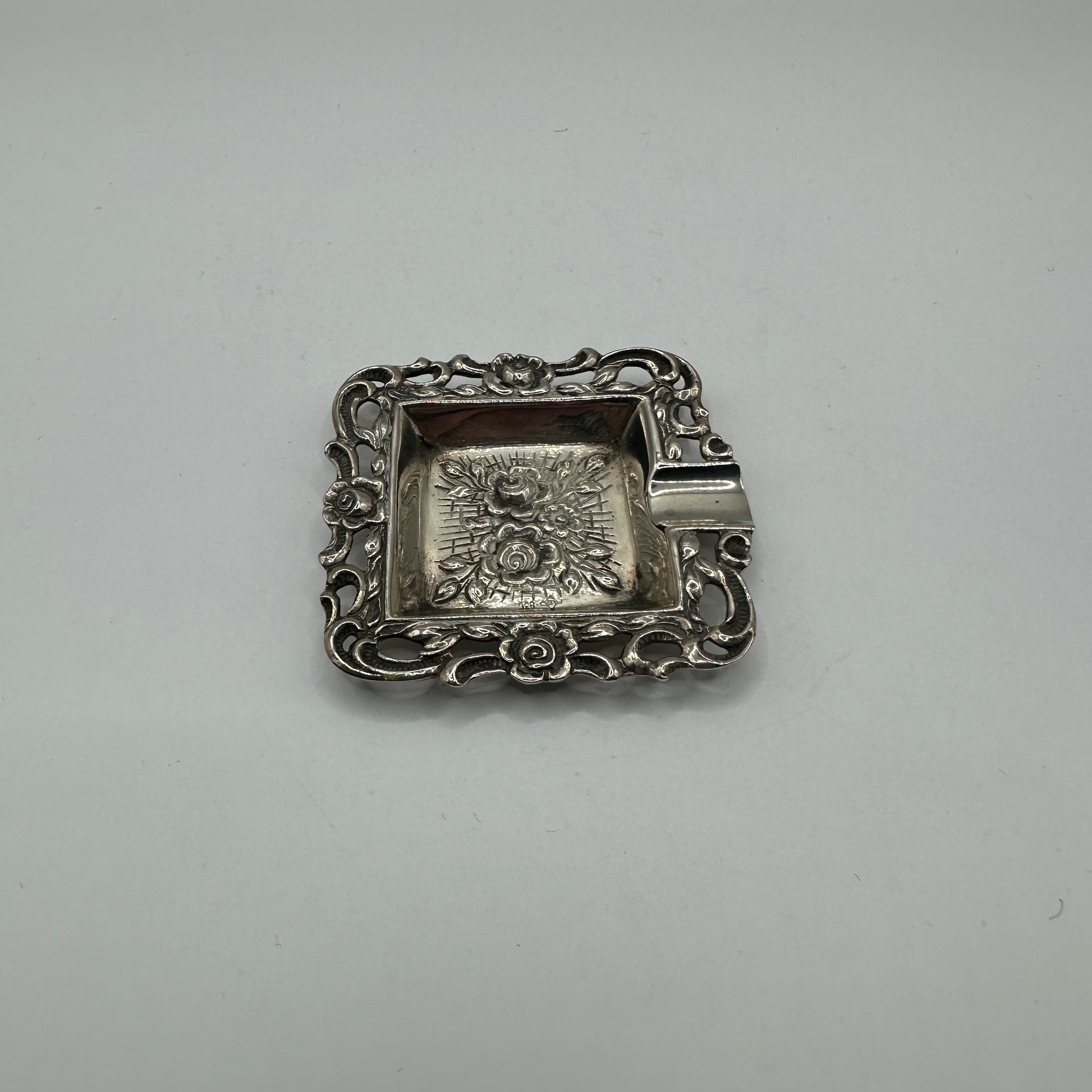 Quadratischer 800er Silber Aschenbecher durchbrochener Rand und florale Reliefarbeit