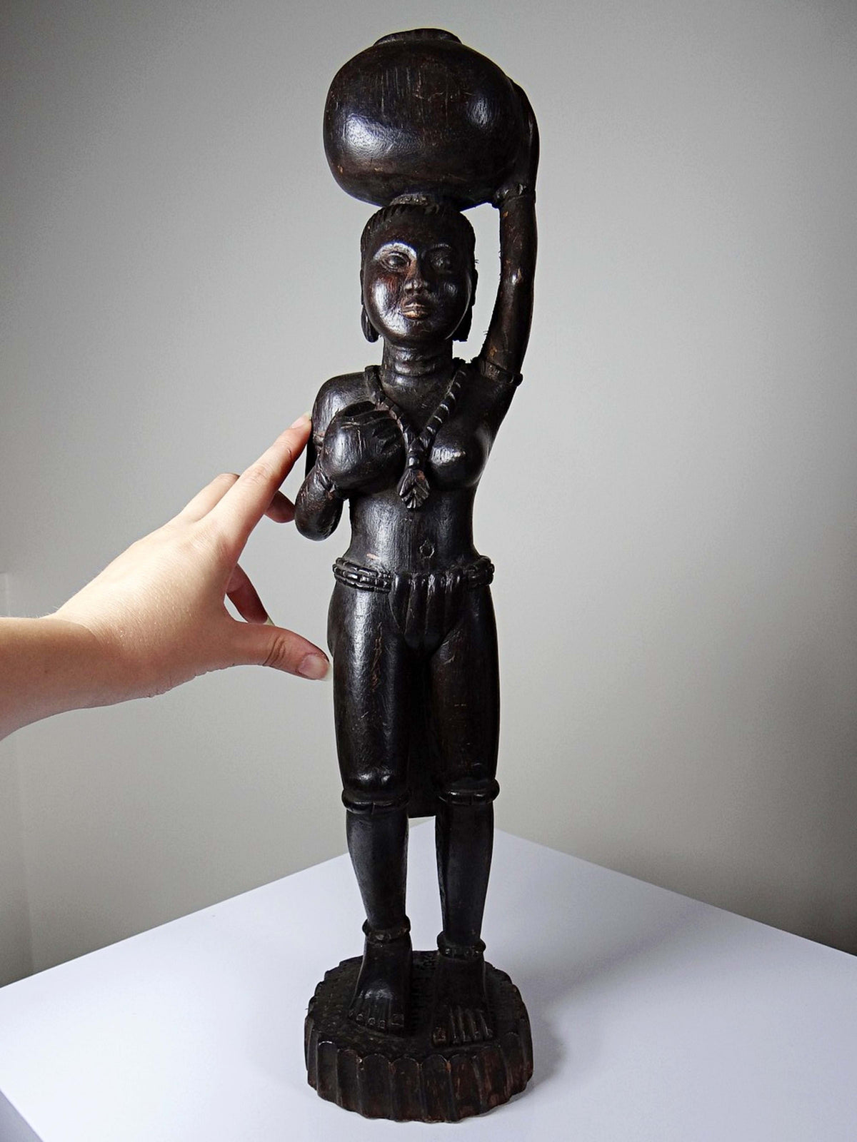 Vintage Holzskulptur "Frau mit Krug" Westafrika