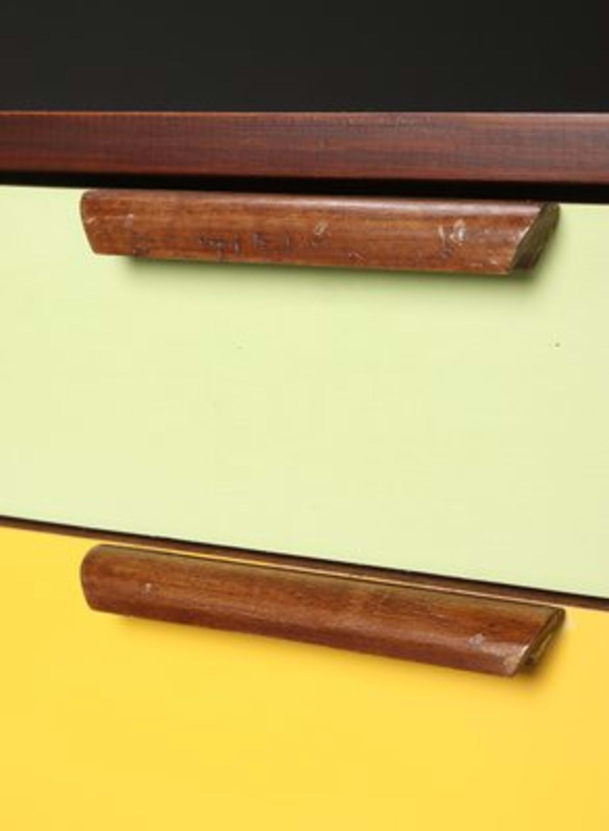 Vintage Sideboard dänisch Nussbaumfurnier mit 6 lackierten Schubladen
