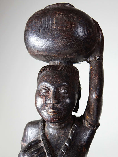 Vintage Holzskulptur "Frau mit Krug" Westafrika