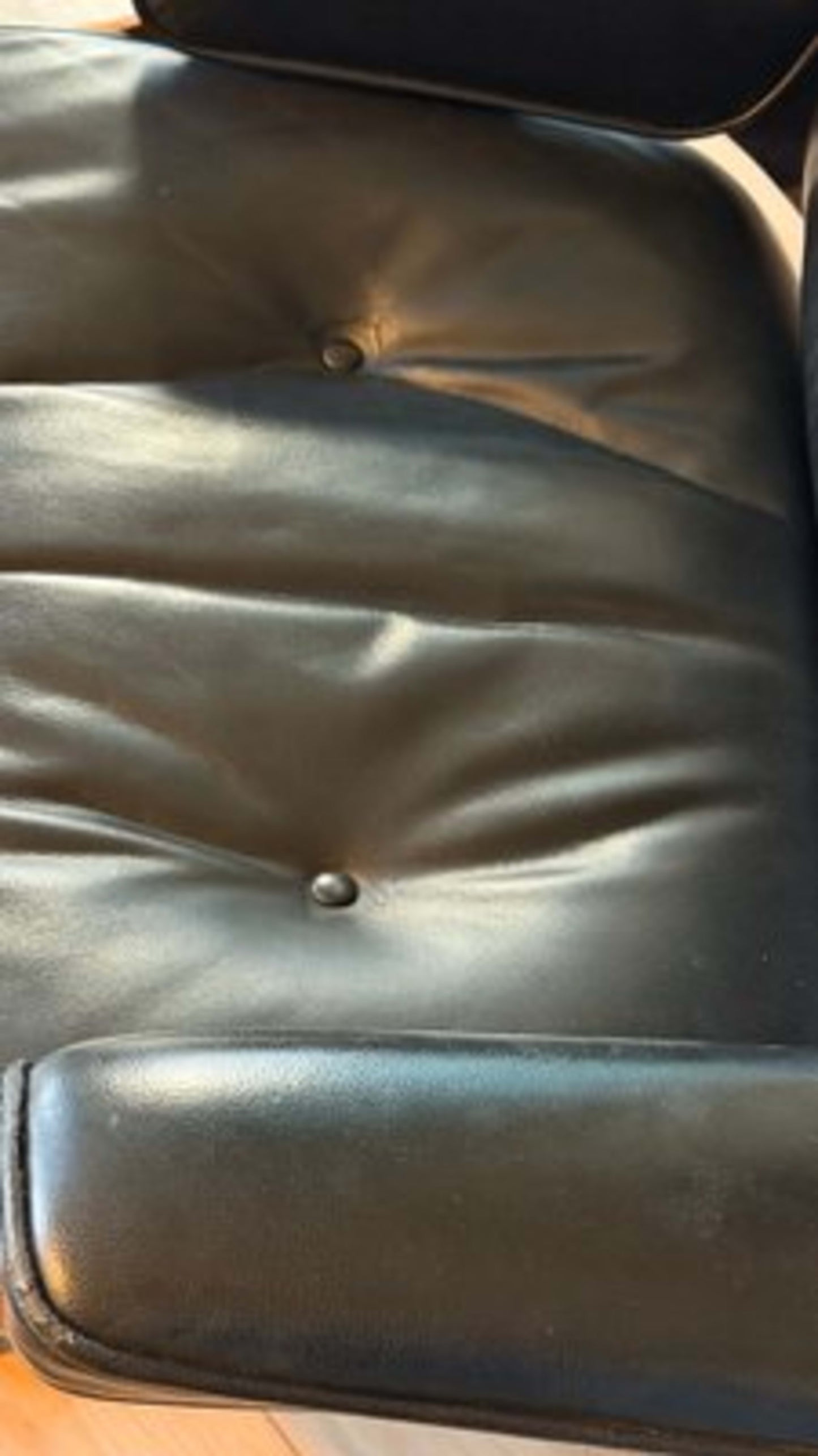 Vintage Sessel und Fußhocker von Charles und Ray Eames für Herman Miller und Vitra