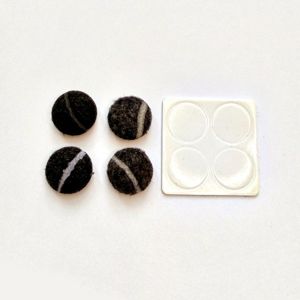 Vier Filzgleiter aus recycelten Tennisbällen mit Klebepads