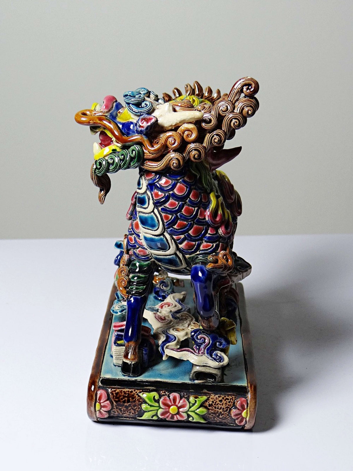 Chinesische Qilin Skulptur aus Keramik von Jiaozhi, polychrom emailliert