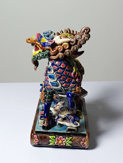 Chinesische Qilin Skulptur aus Keramik von Jiaozhi, polychrom emailliert