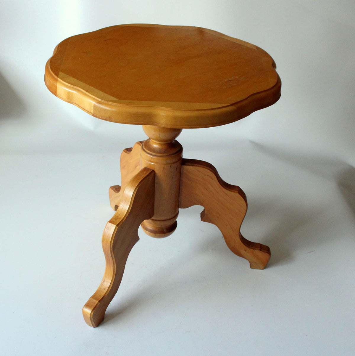 Vintage Blumenhocker aus Holz, Mid-Century