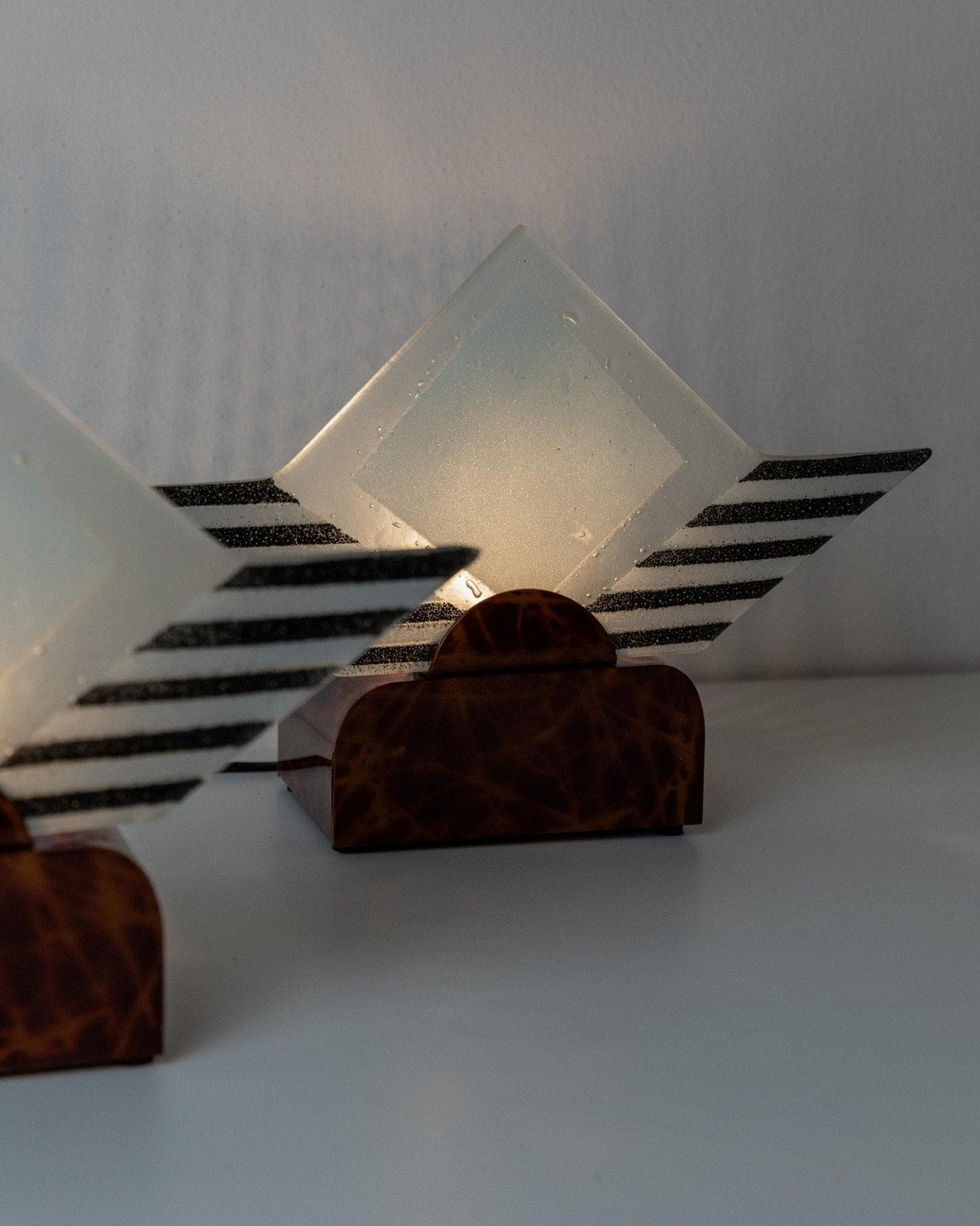 Lampe de table vintage en verre de Murano, support sculptural en métal marron, Italie, années 1980, lot de 2