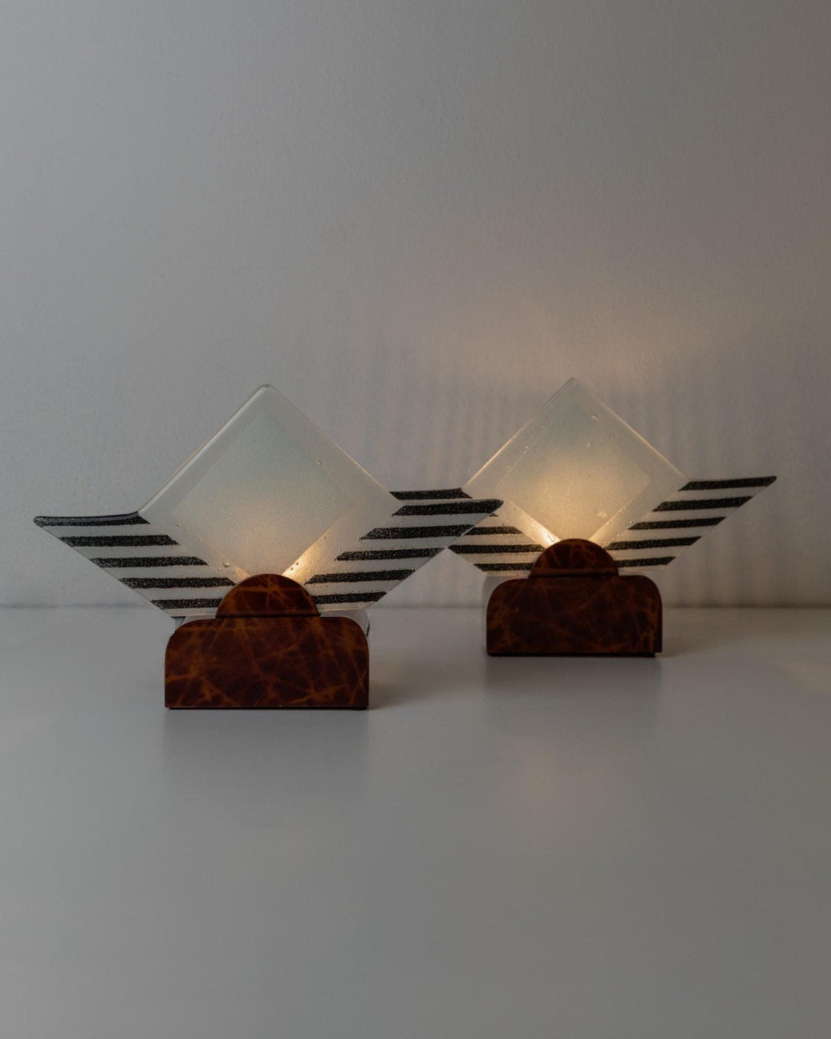 Lampe de table vintage en verre de Murano, support sculptural en métal marron, Italie, années 1980, lot de 2