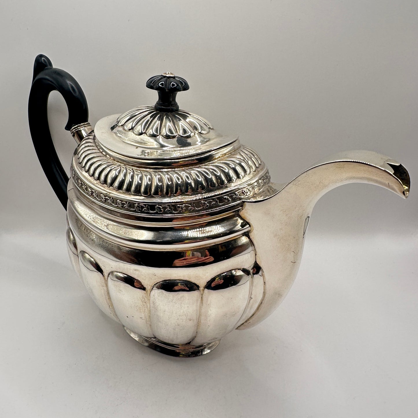 Vintage Teekanne von HA London mit Holzgriff, punziert, reich verziert, englisch