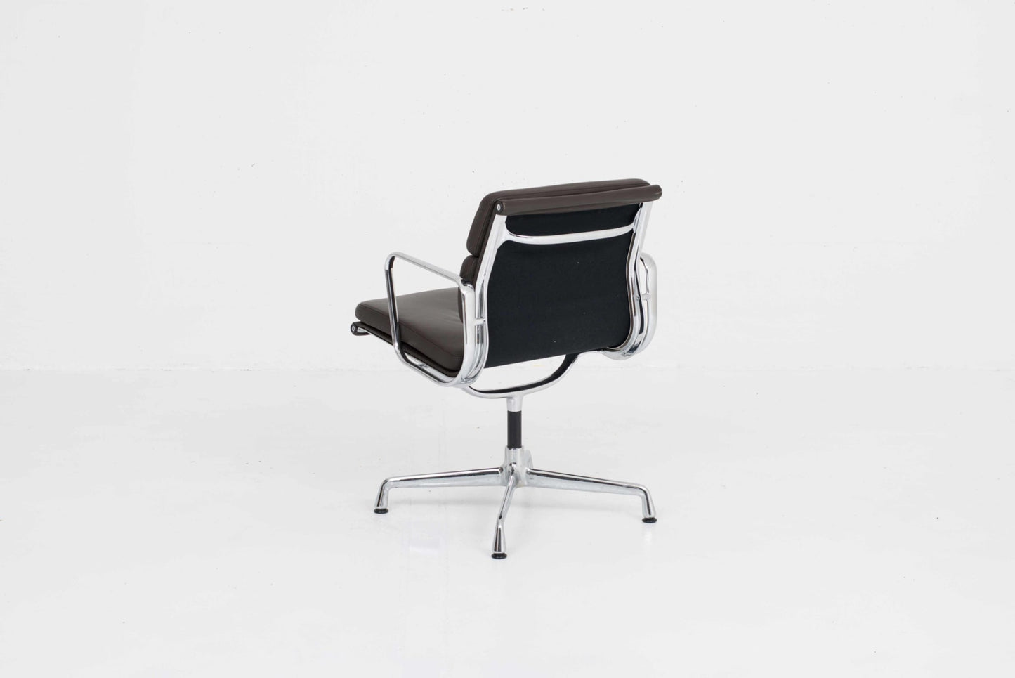 Vintage Bürostuhl EA 217 Soft Pad von Charles und Ray Eames für Vitra dunkelbraunes Leder