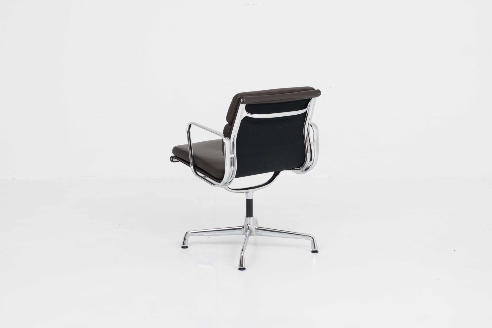 Vintage Bürostuhl EA 217 Soft Pad von Charles und Ray Eames für Vitra dunkelbraunes Leder