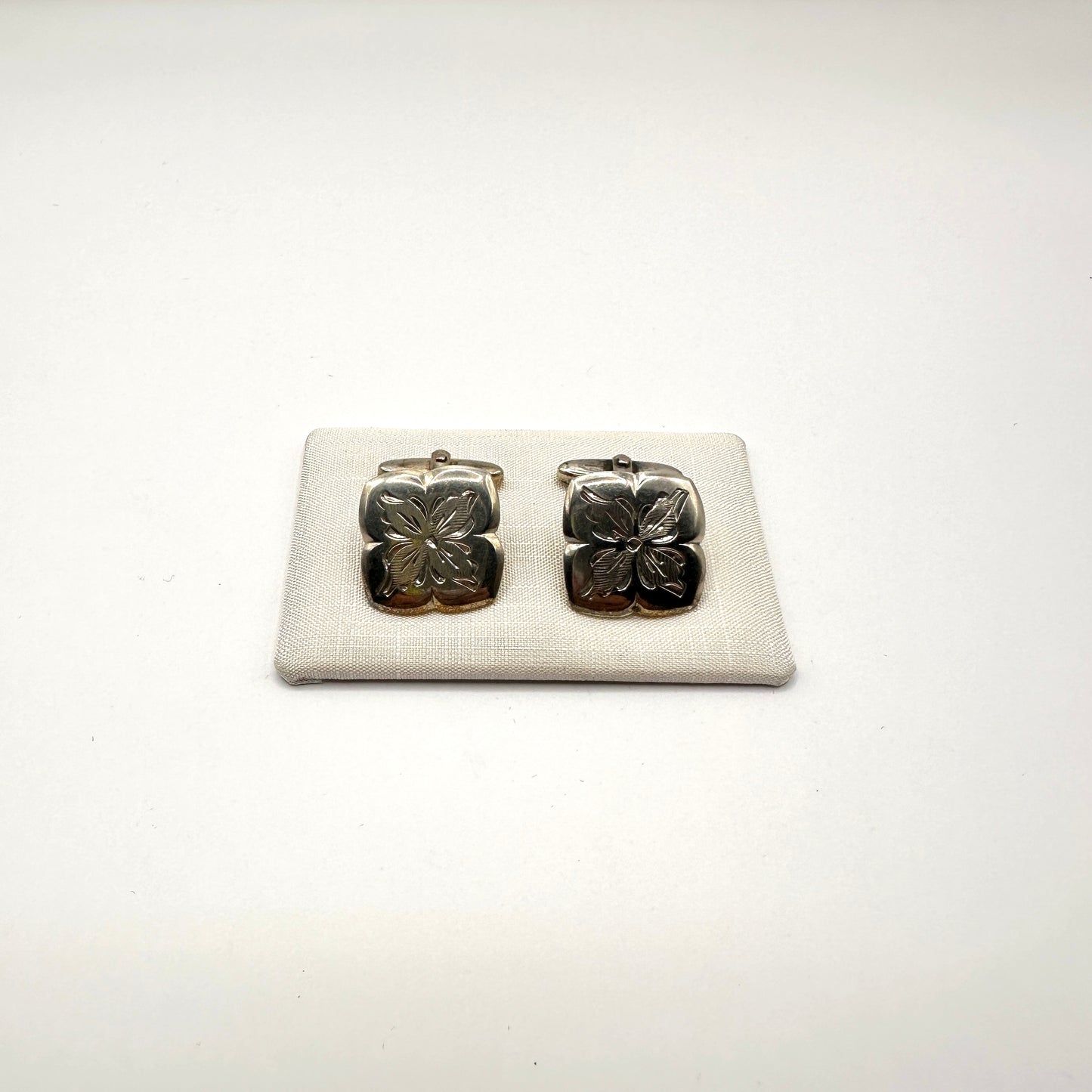 Floraler Manschettenknopf aus 835er Silber mit Gravurmotiv