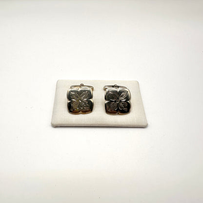 Floraler Manschettenknopf aus 835er Silber mit Gravurmotiv