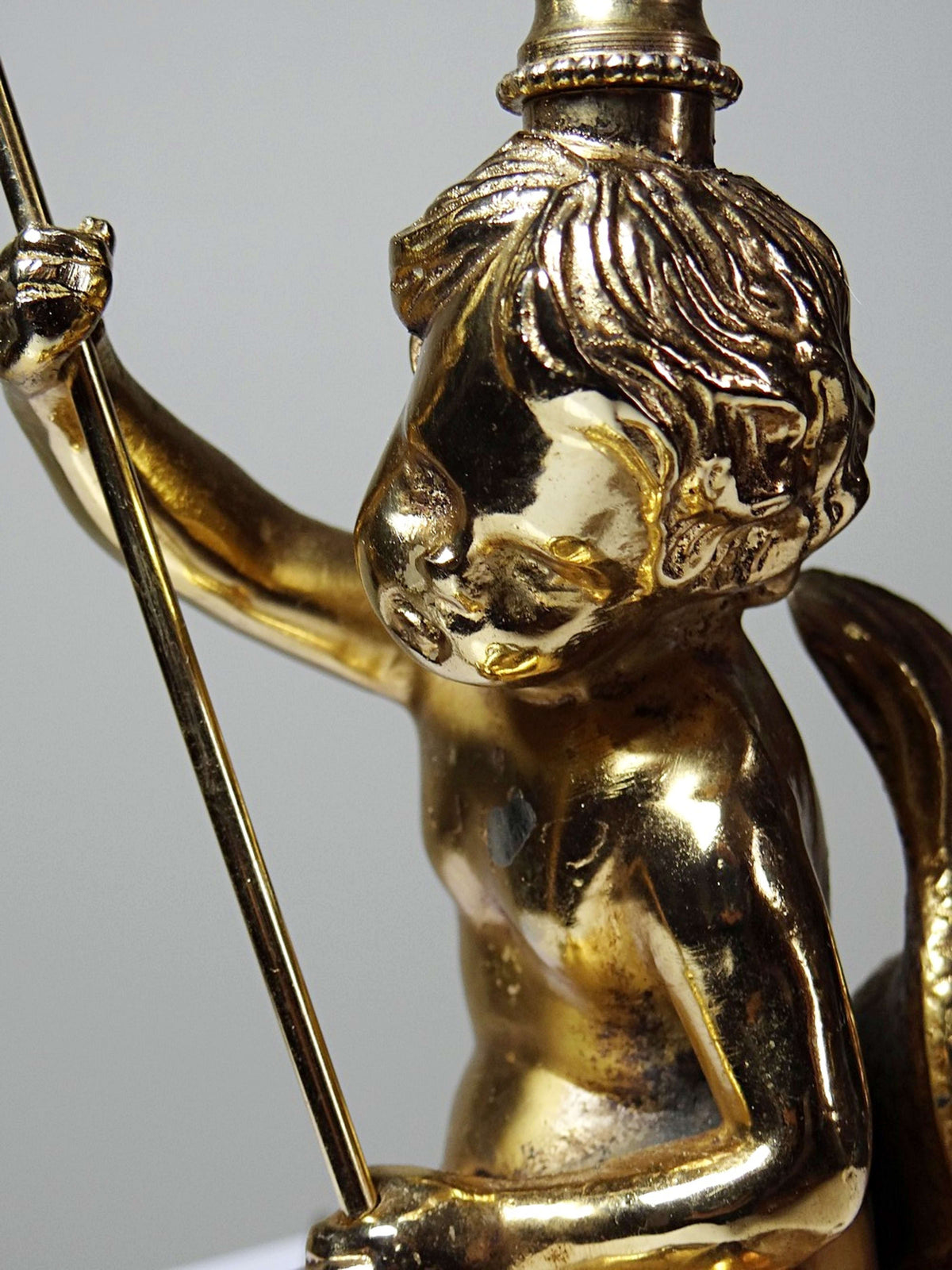 Vintage Tischlampe "Putto und Delfin" aus vergoldetem Metall, Art Deco