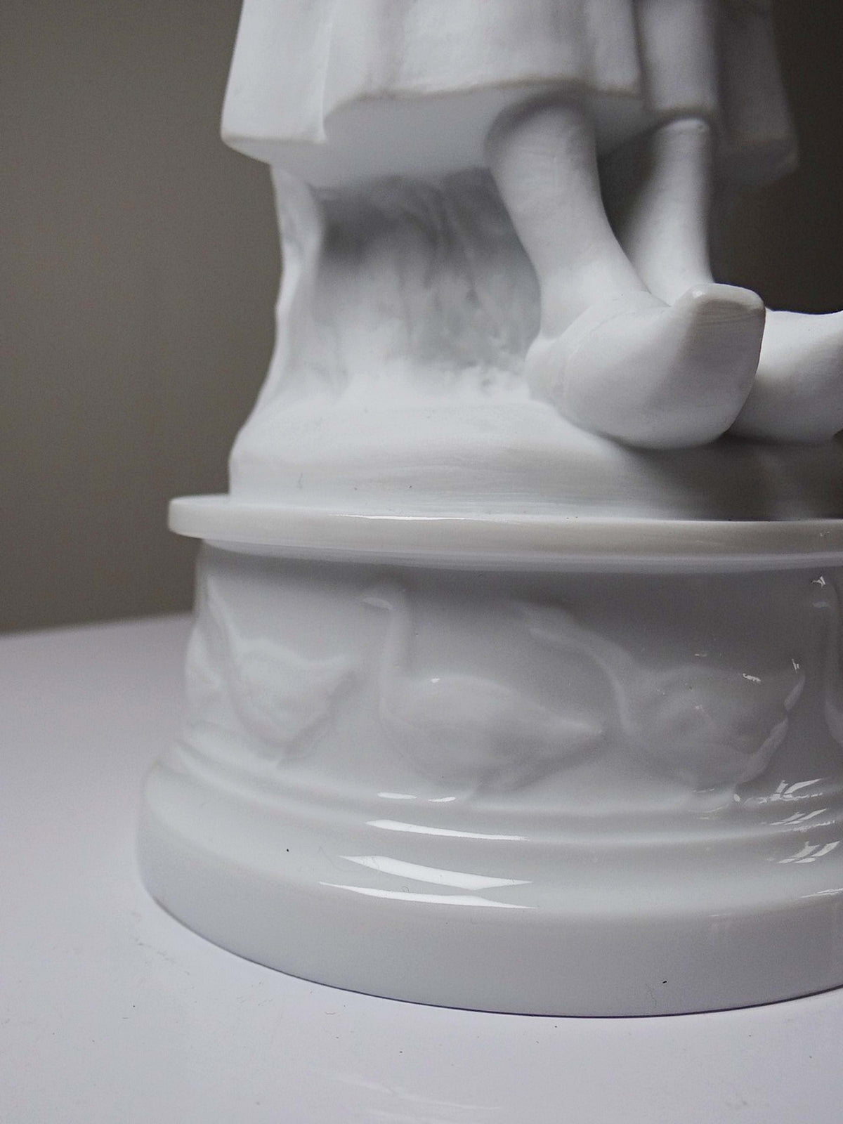 Vintage Statuette "Bäuerin" aus Biscuit-Porzellan von Limoges