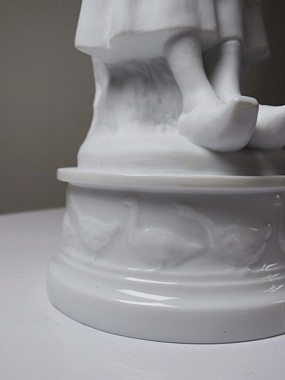 Vintage Statuette "Bäuerin" aus Biscuit-Porzellan von Limoges