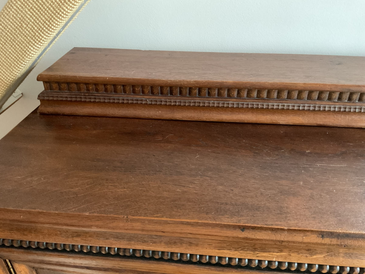 Vintage Kommode aus Massivholz mit Rosetten und Aufsatz