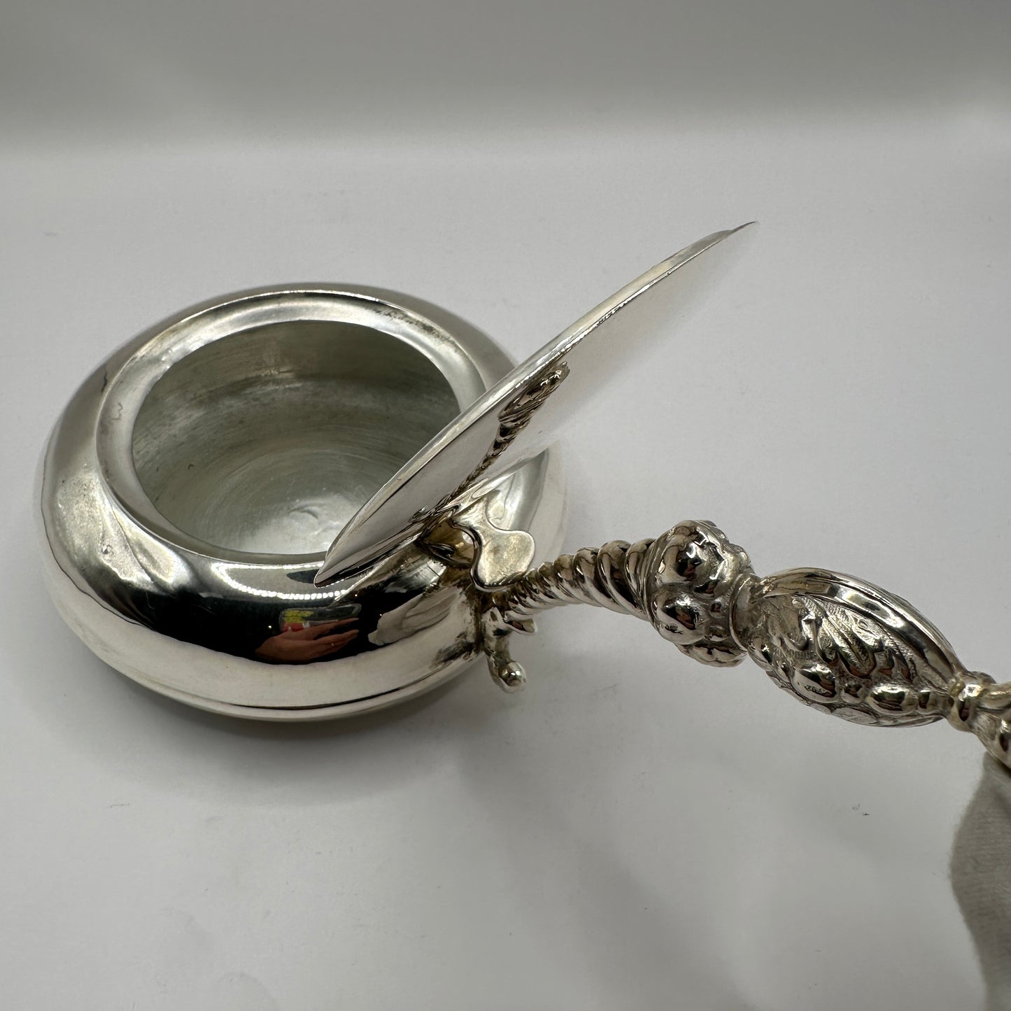 Vintage Silberdose von E.A.R. Frankreich mit ornamentiertem Griff, seltenes Sammlerstück