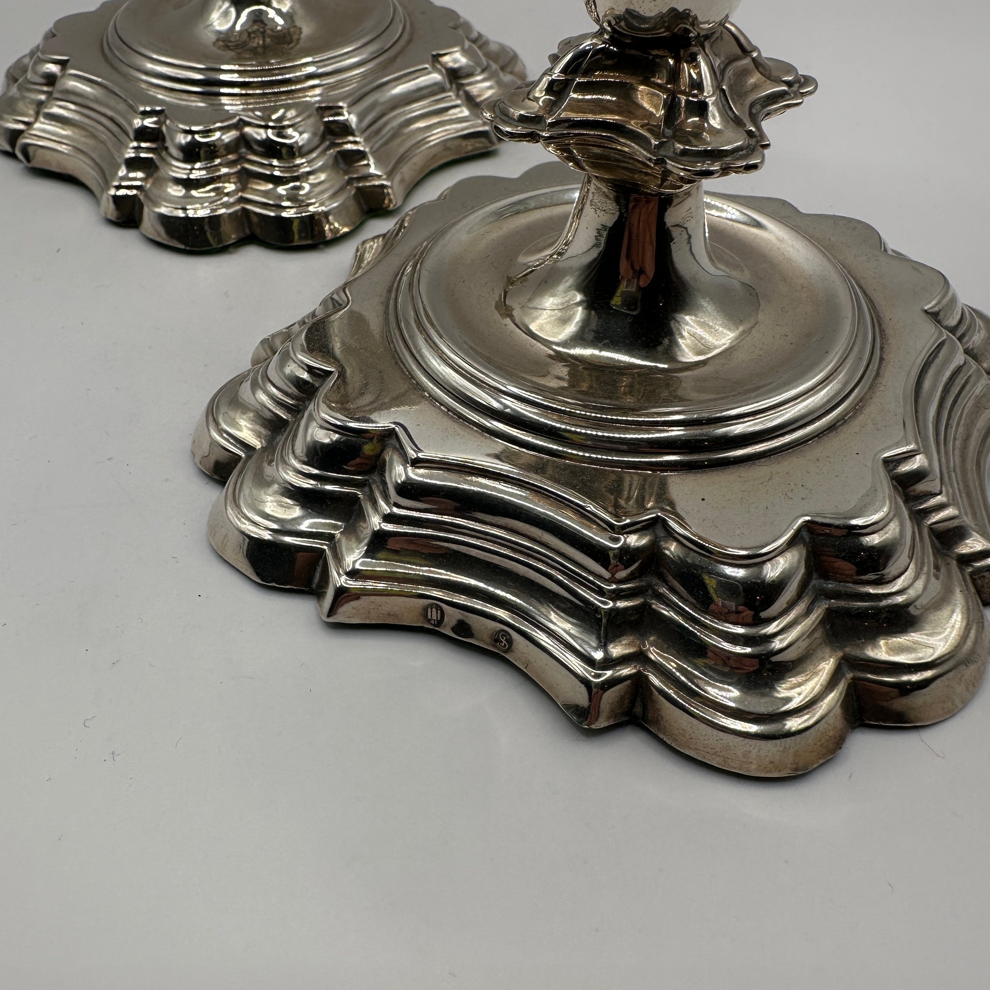 Vintage Kerzenhalter Set von 2 barocke Silberschmiedearbeit schwer gestufter Sockel