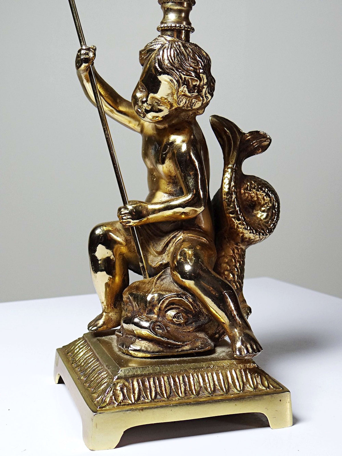 Vintage Tischlampe "Putto und Delfin" aus vergoldetem Metall, Art Deco