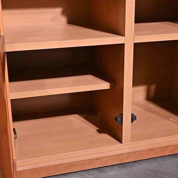 Vintage Schrank Kirschholz mit Glastüren, Stauraum und Regalböden, gebraucht