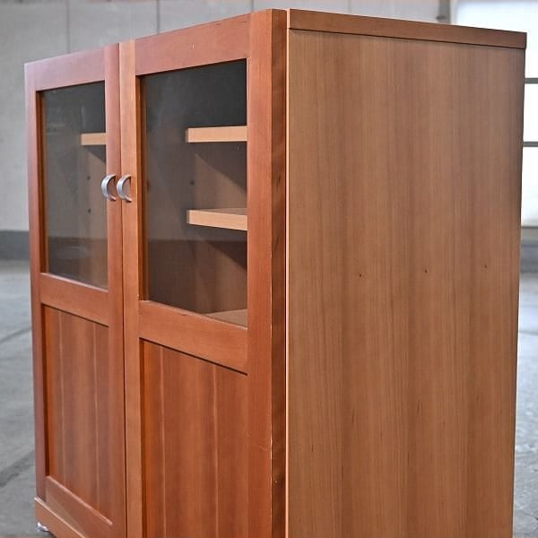 Vintage Schrank Kirschholz mit Glastüren, Stauraum und Regalböden, gebraucht