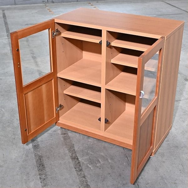 Vintage Schrank Kirschholz mit Glastüren, Stauraum und Regalböden, gebraucht