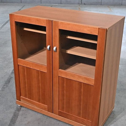Vintage Schrank Kirschholz mit Glastüren, Stauraum und Regalböden, gebraucht