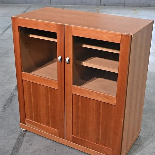 Vintage Schrank Kirschholz mit Glastüren, Stauraum und Regalböden, gebraucht