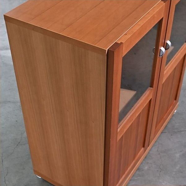 Vintage Schrank Kirschholz mit Glastüren, Stauraum und Regalböden, gebraucht