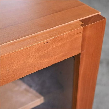 Vintage Schrank Kirschholz mit Glastüren, Stauraum und Regalböden, gebraucht