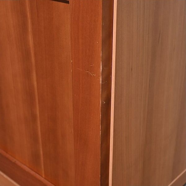 Vintage Schrank Kirschholz mit Glastüren, Stauraum und Regalböden, gebraucht